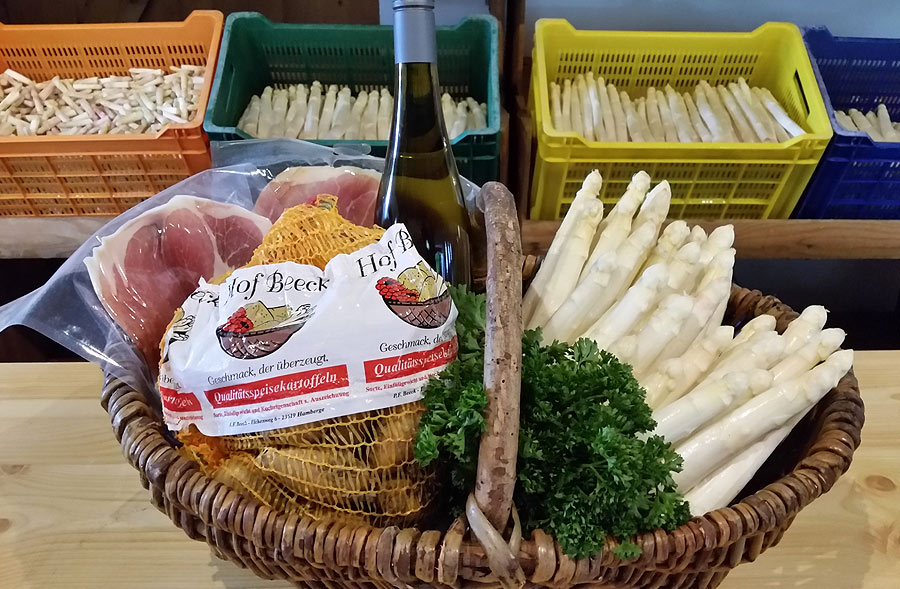 Der Spargelhof Beeck bietet in seinem Hofladen erntefrischem Spargel und Kartoffeln von seinen eigenen Feldern an