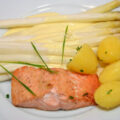 Spargel mit Lachs und Orangensauce