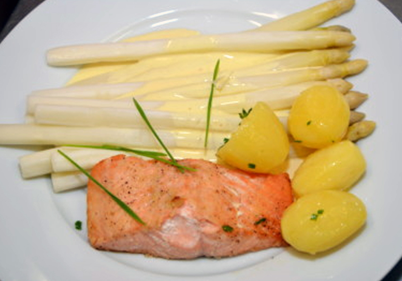 Rezept für Spargel mit Lachs und Orangensauce