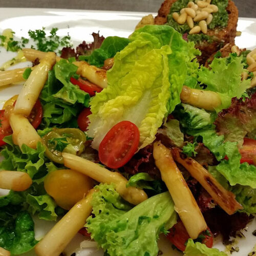 Die Vorspeise gebratene Spargelspitzen im Restaurant vom Spargelhof Beeck