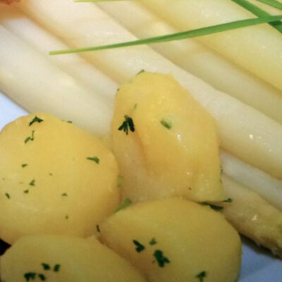 Die Hauptspeise Spargel mit Butterkartoffeln im Restaurant vom Spargelhof Beeck