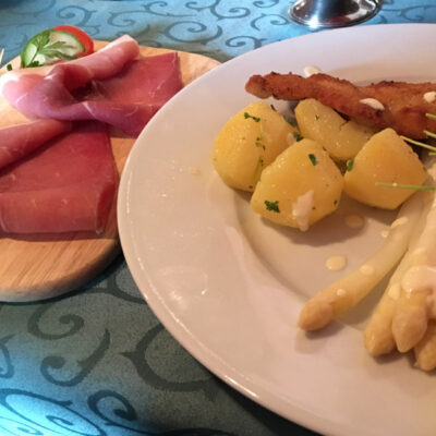 Die Hauptspeise Spargel mit Holsteiner Katenschinken im Restaurant vom Spargelhof Beeck