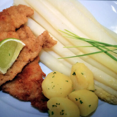 Die Hauptspeise Spargel mit Schnitzel "Wiener Art" im Restaurant vom Spargelhof Beeck